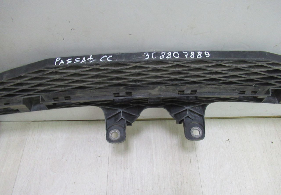 Усилитель переднего бампера пластиковый Volkswagen Passat CC (08>) oem 3c8807889