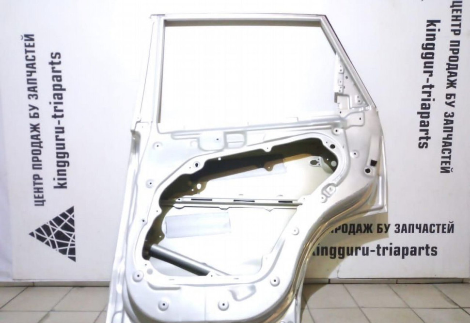 Дверь задняя правая Kia Sorento 2 oem 770042P010 (скл-3)