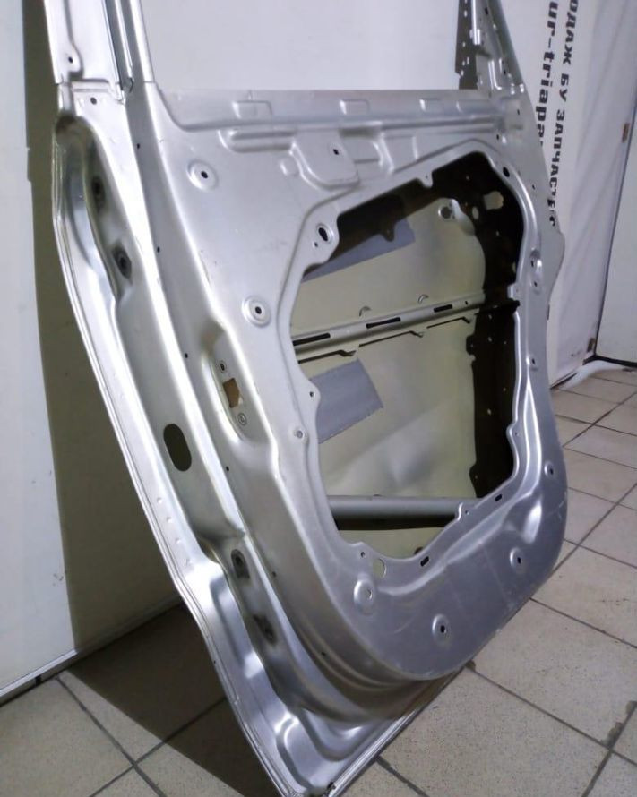Дверь задняя правая Kia Sorento 2 oem 770042P010 (скл-3)