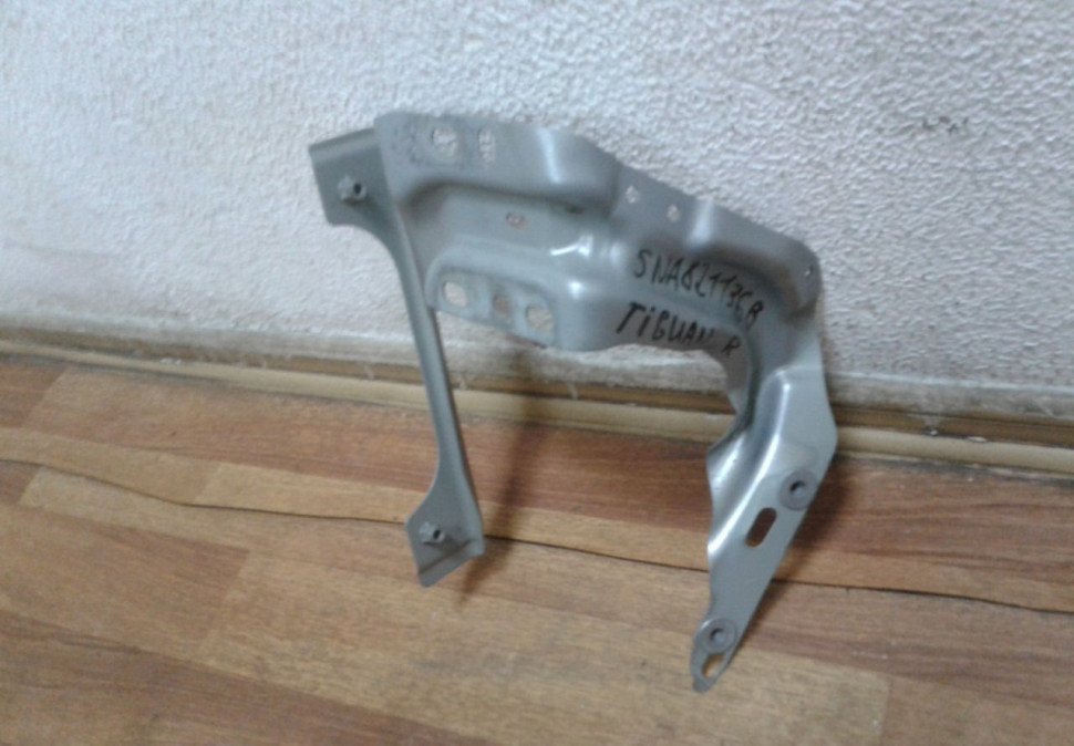 Кронштейн крыла правый Volkswagen Tiguan 2 oem 5na821136B