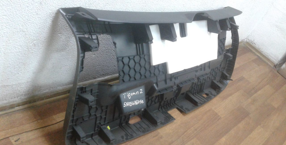 Обивка крышки багажника Volkswagen Tiguan 2 oem 5na867601e Обивка крышки багажника Volkswagen Tiguan 2 oem 5na867601e