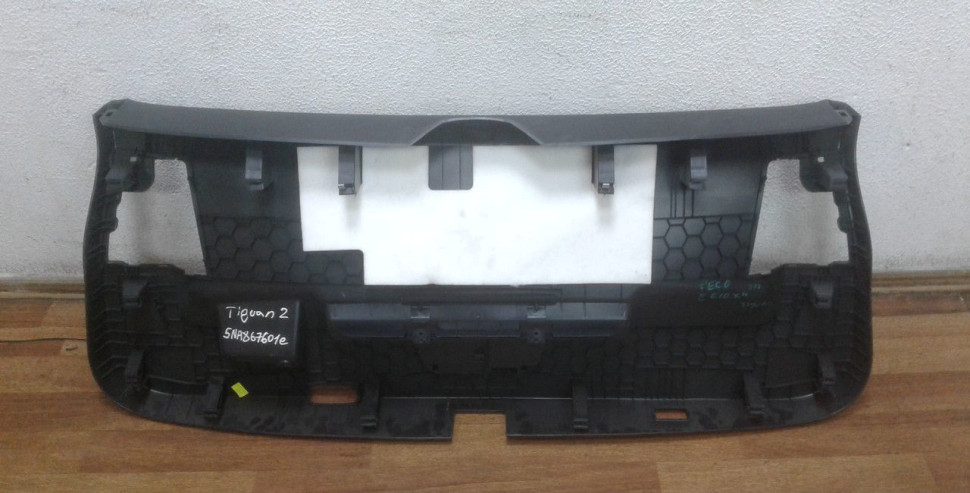Обивка крышки багажника Volkswagen Tiguan 2 oem 5na867601e Обивка крышки багажника Volkswagen Tiguan 2 oem 5na867601e