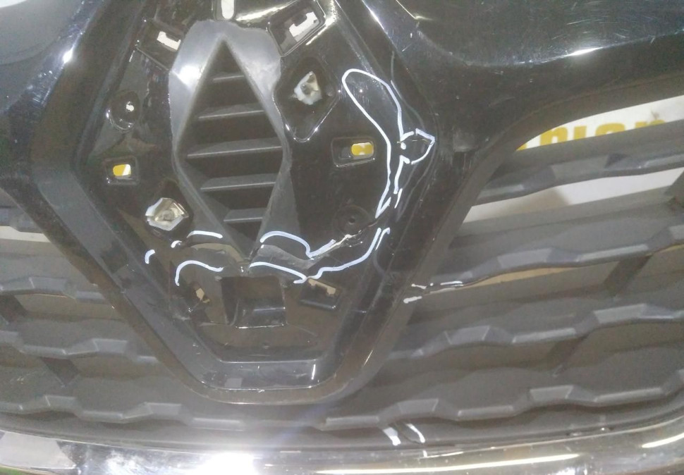 Решетка радиатора бу Renault Kaptur OEM 623103985R Решетка радиатора бу Renault Kaptur OEM 623103985R