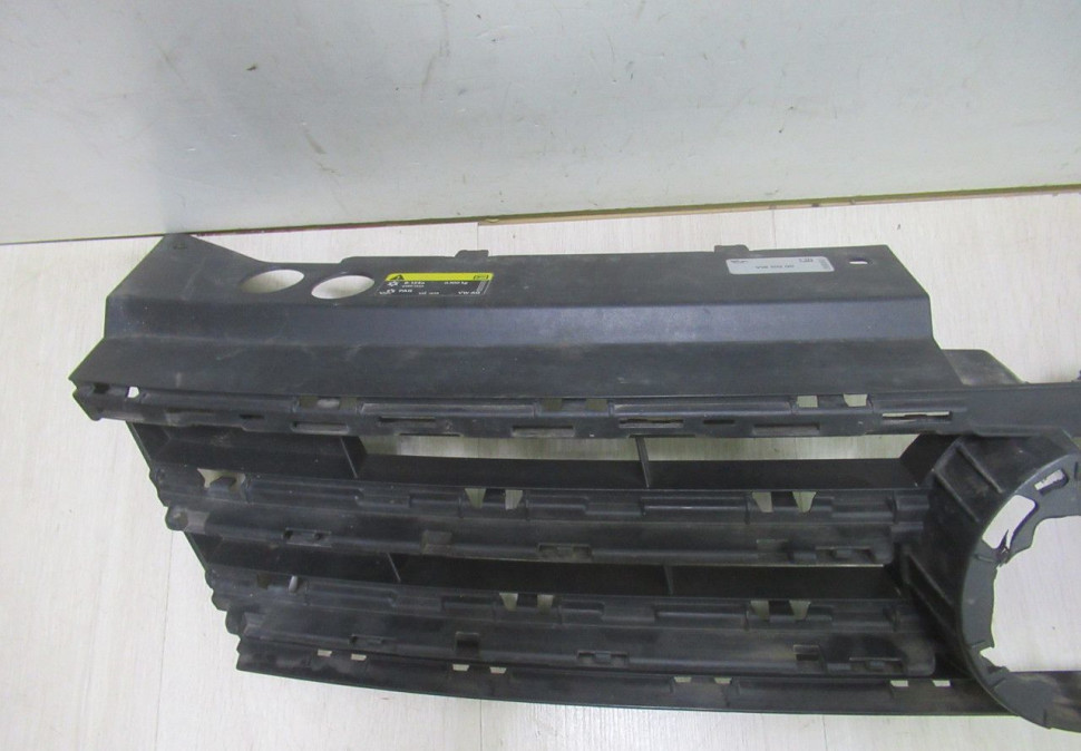 Решетка радиатора Volkswagen Tiguan 2 (17>) oem 5na853651g (слом.части)