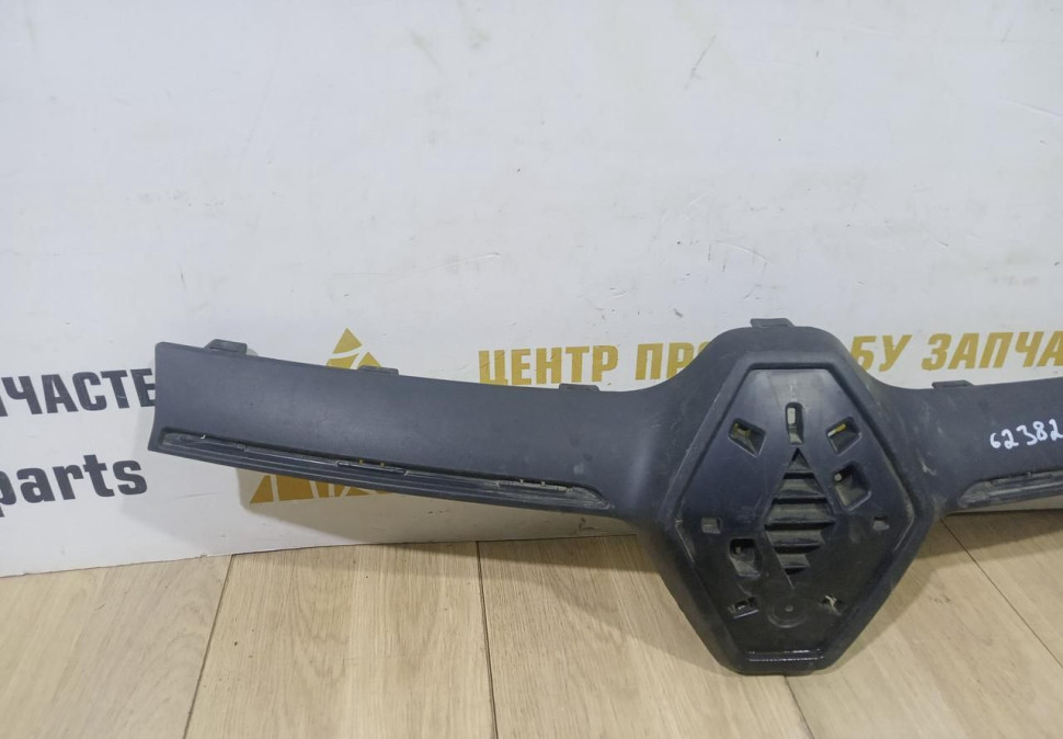Молдинг решетки радиатора бу Renault Logan 2 рестайлинг OEM 623826051R Молдинг решетки радиатора бу Renault Logan 2 рестайлинг OEM 623826051R