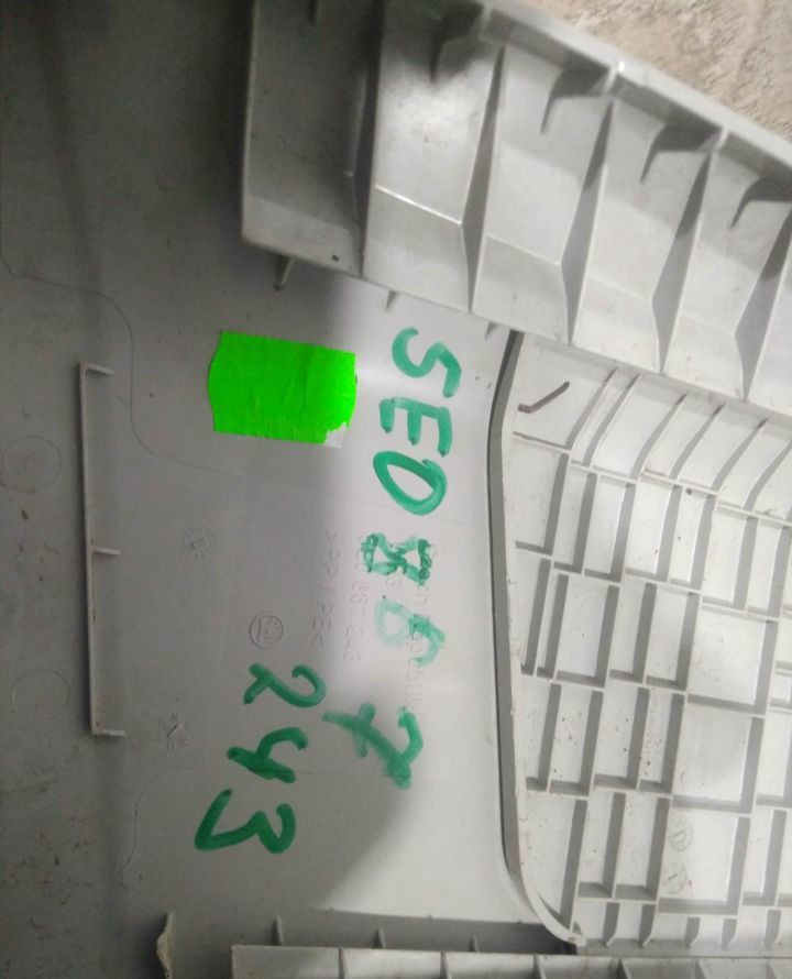 Обшивка стойки левая бу Skoda Octavia A7 OEM 5E0867243