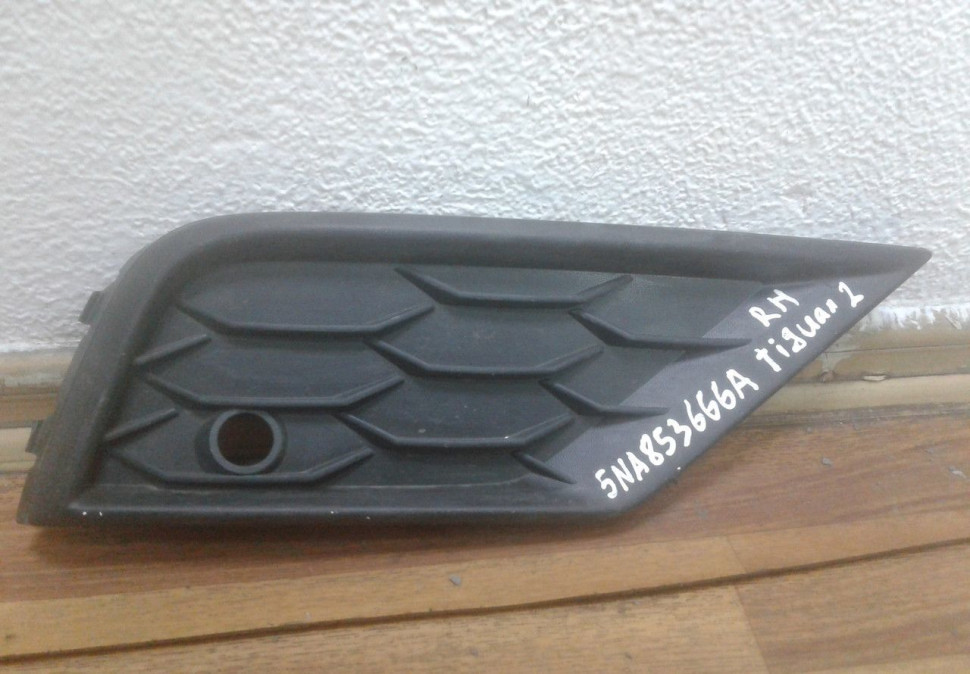 Заглушка ПТФ правая Volkswagen Tiguan 2 oem 5NA853666A