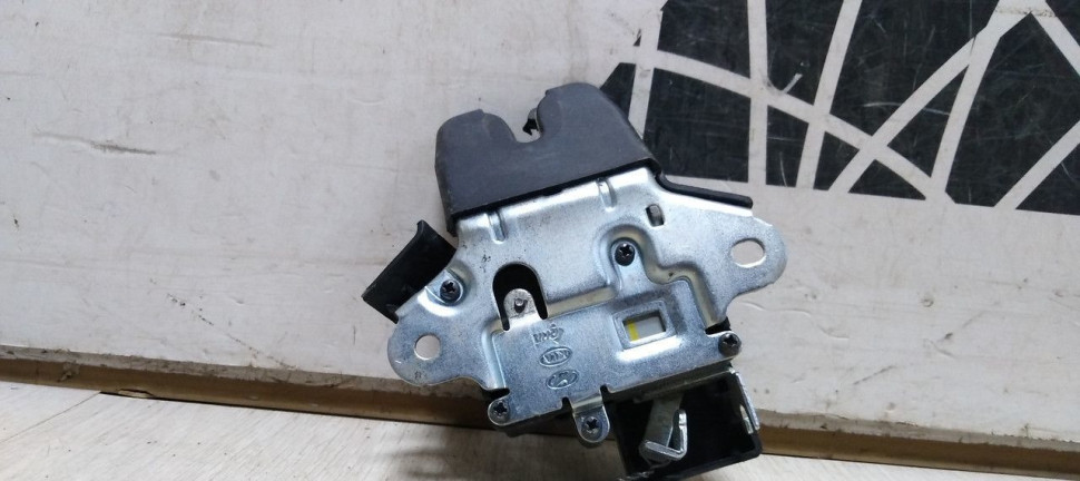 Замок багажника Hyundai Elantra 5 oem 812303X010 (11-16)