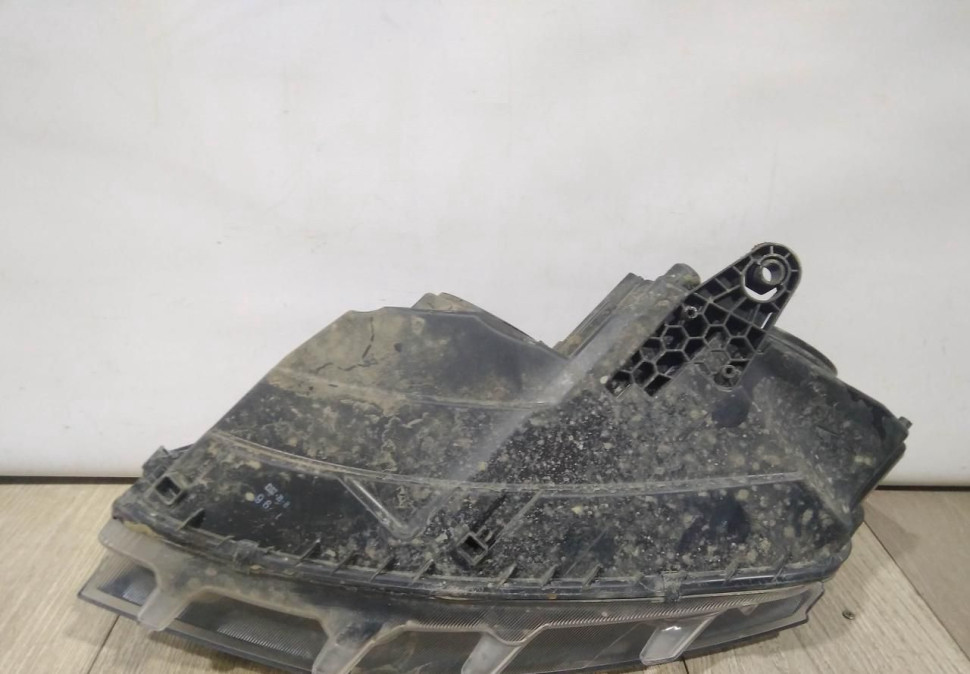 Фара галоген правая бу Skoda Octavia A7 до рестайлинг OEM 5E1941016