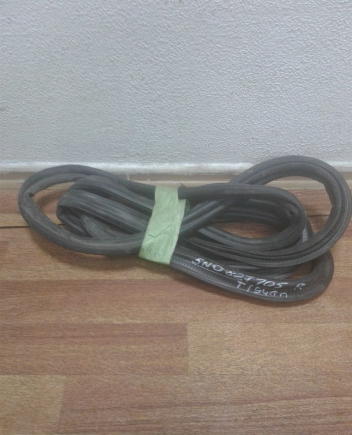 Уплотнитель крышки багажника Volkswagen Tiguan (11-16) oem 5n0827705