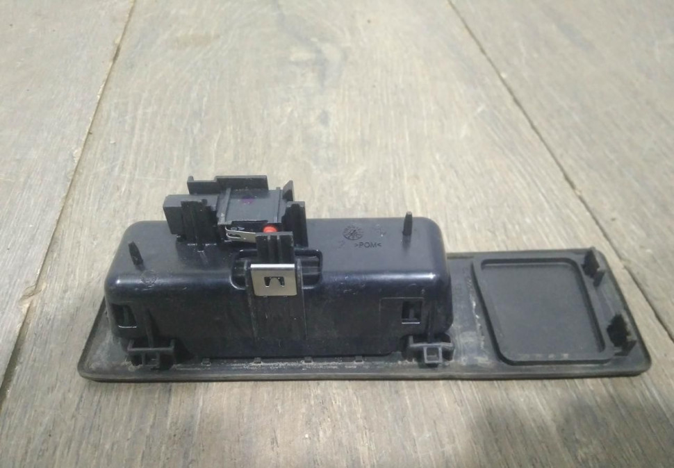 Кнопка открывания багажника бу BMW 3 F30 OEM 51247368752 Кнопка открывания багажника бу BMW 3 F30 OEM 51247368752