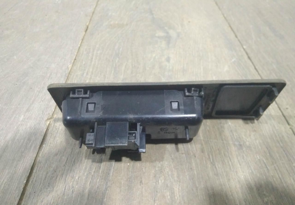 Кнопка открывания багажника бу BMW 3 F30 OEM 51247368752 Кнопка открывания багажника бу BMW 3 F30 OEM 51247368752
