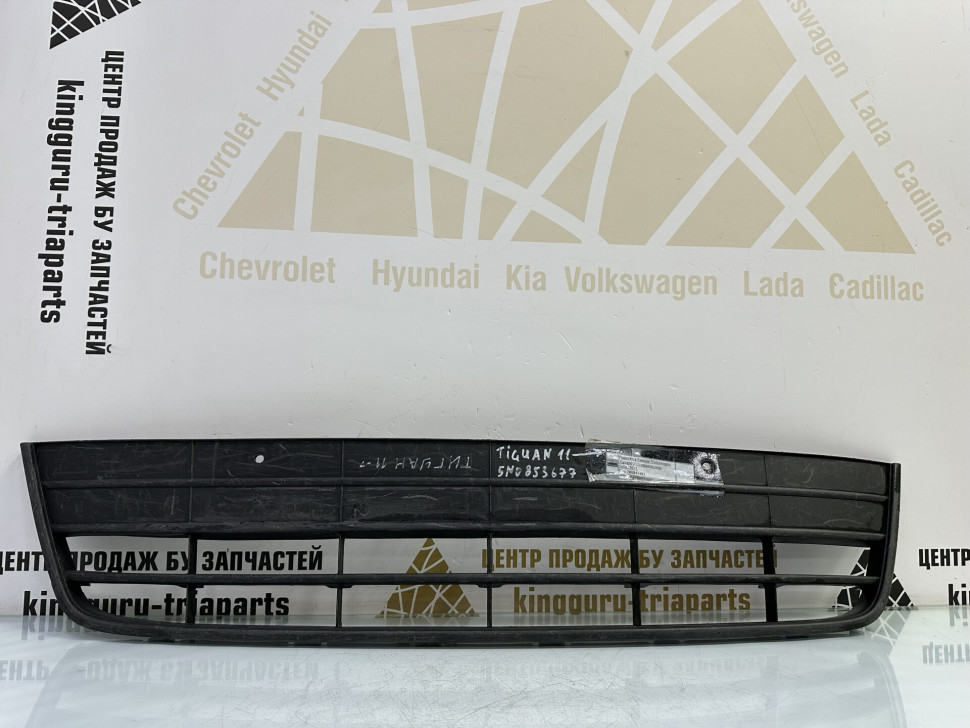Решетка переднего бампера Volkswagen Tiguan 1 рестайлинг 2011 OEM 5N0853677
