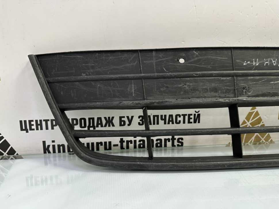 Решетка переднего бампера Volkswagen Tiguan 1 рестайлинг 2011 OEM 5N0853677