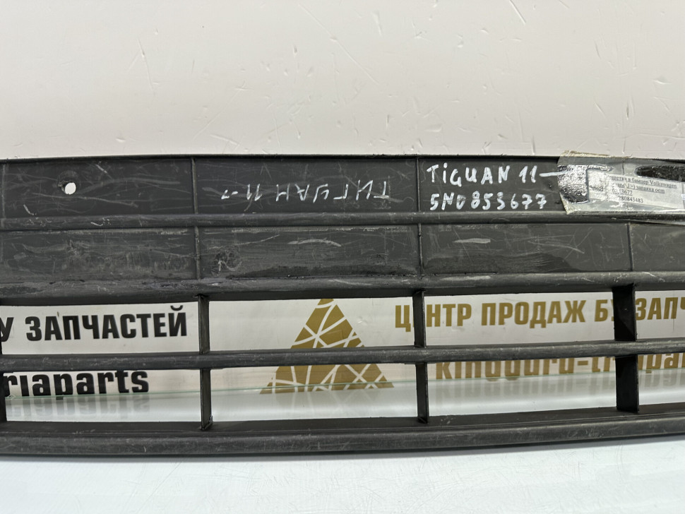 Решетка переднего бампера Volkswagen Tiguan 1 рестайлинг 2011 OEM 5N0853677