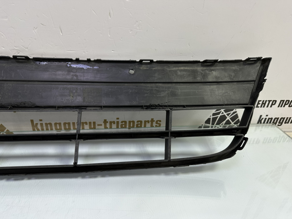 Решетка переднего бампера Volkswagen Tiguan 1 рестайлинг 2011 OEM 5N0853677