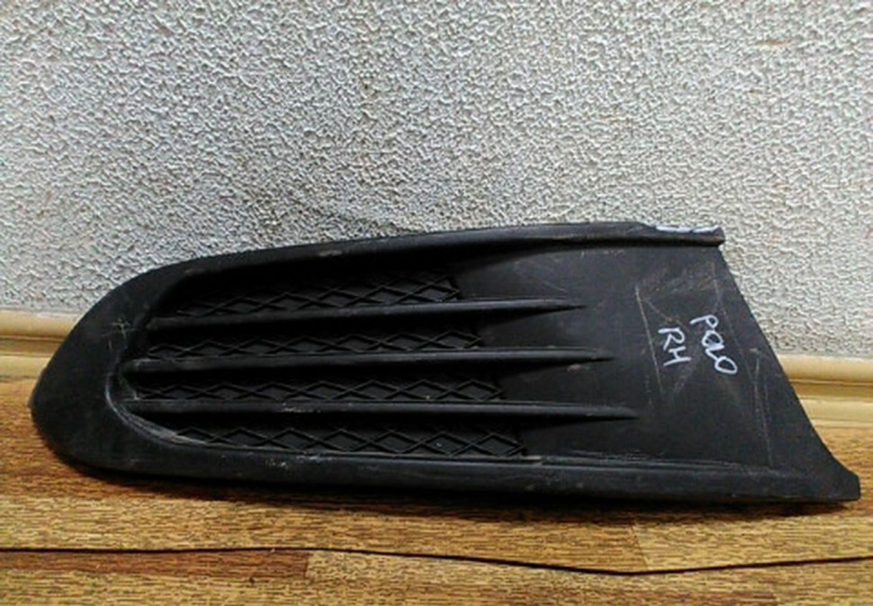 Заглушка ПТФ правая Volkswagen Polo сломано крепление дорест. oem 6ru853666c