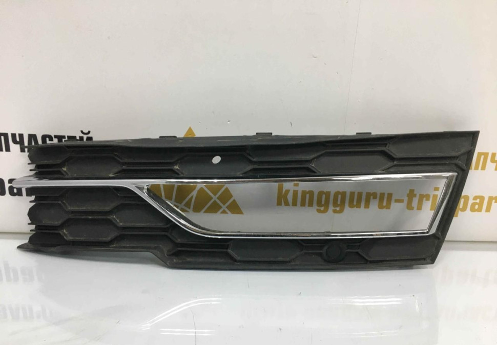 Решетка переднего бампера правая Skoda Octavia A8 2021 OEM 5E3807682C