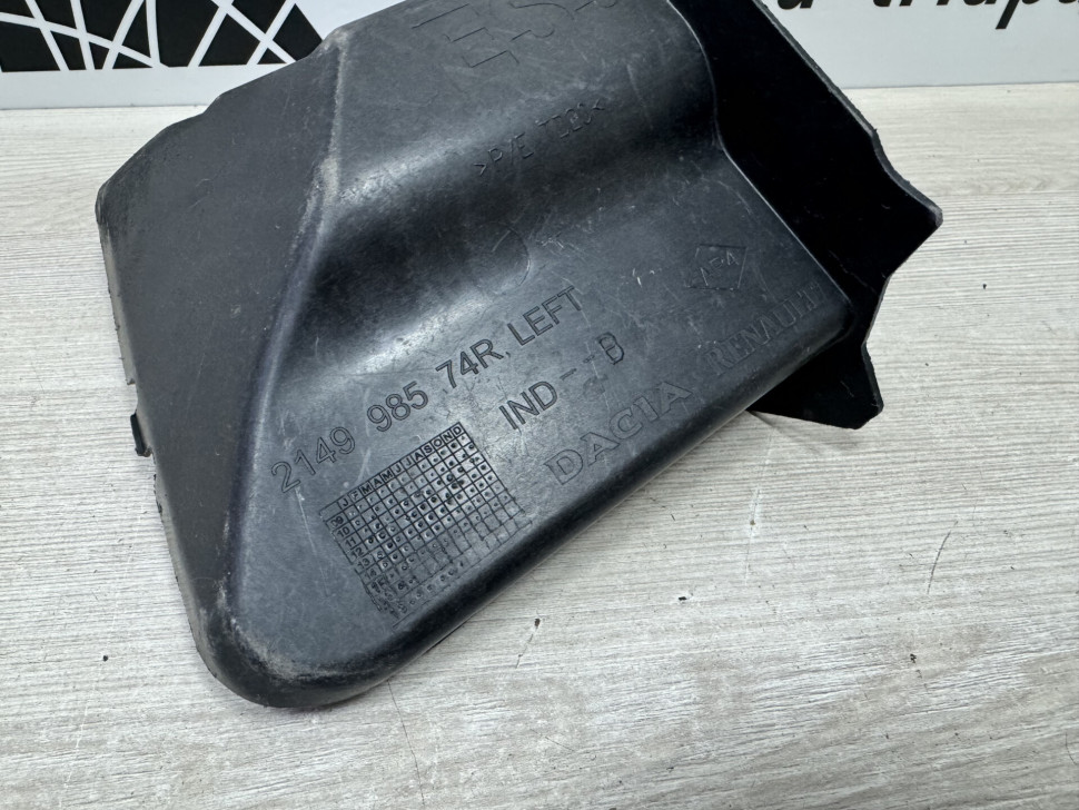 Дефлектор радиатора левый Renault Duster oem 214998574R