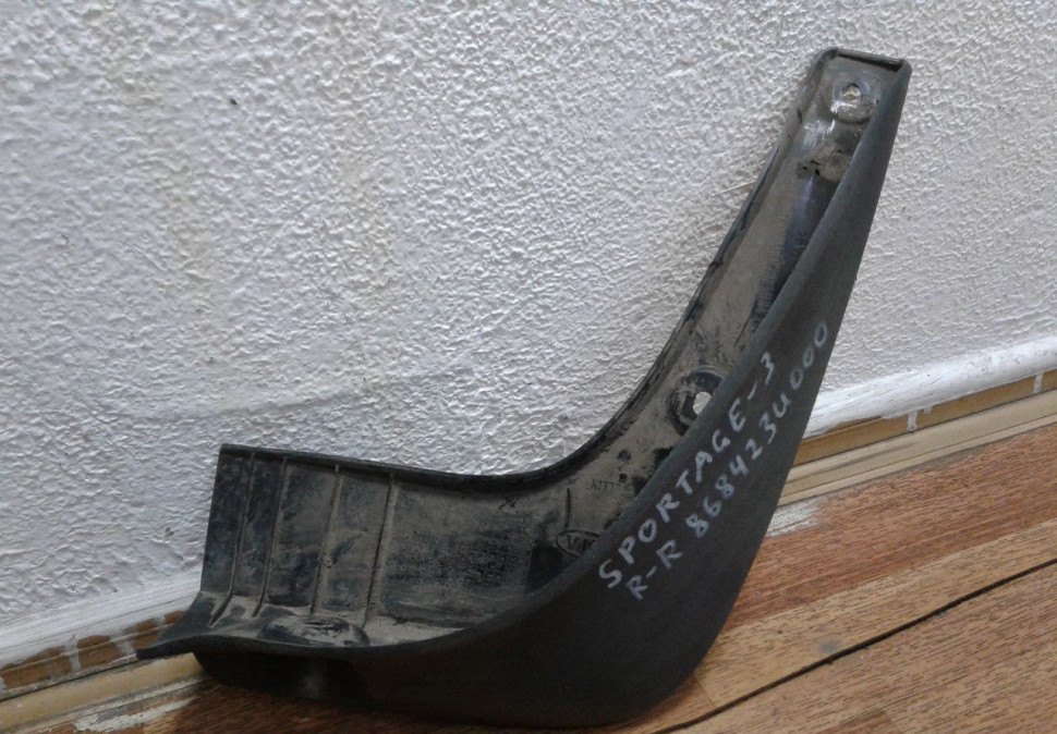 Брызговик задний правый Kia Spotage 3 oem 868423u000