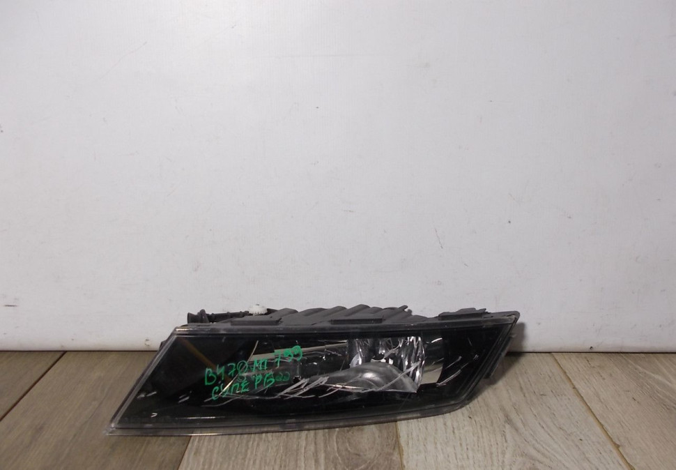 Фара противотуманная правая бу Skoda Superb 3 OEM 3V0941700