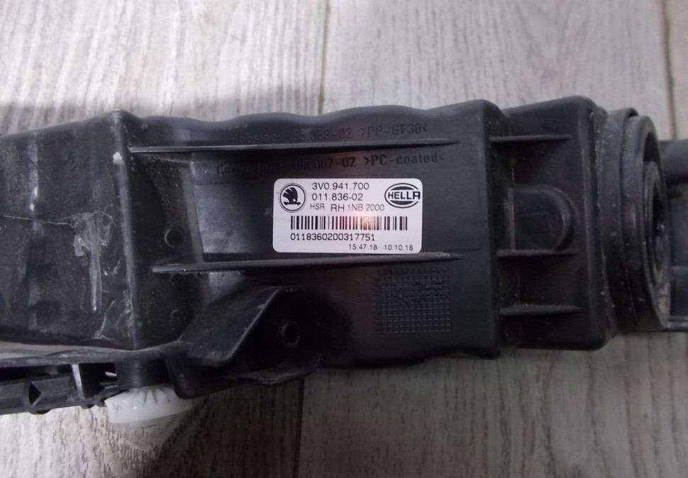 Фара противотуманная правая бу Skoda Superb 3 OEM 3V0941700