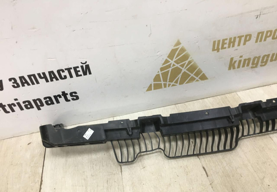 Кронштейн заднего бампера Volkswagen Golf 7 oem 5g6807863c Кронштейн заднего бампера Volkswagen Golf 7 oem 5g6807863c