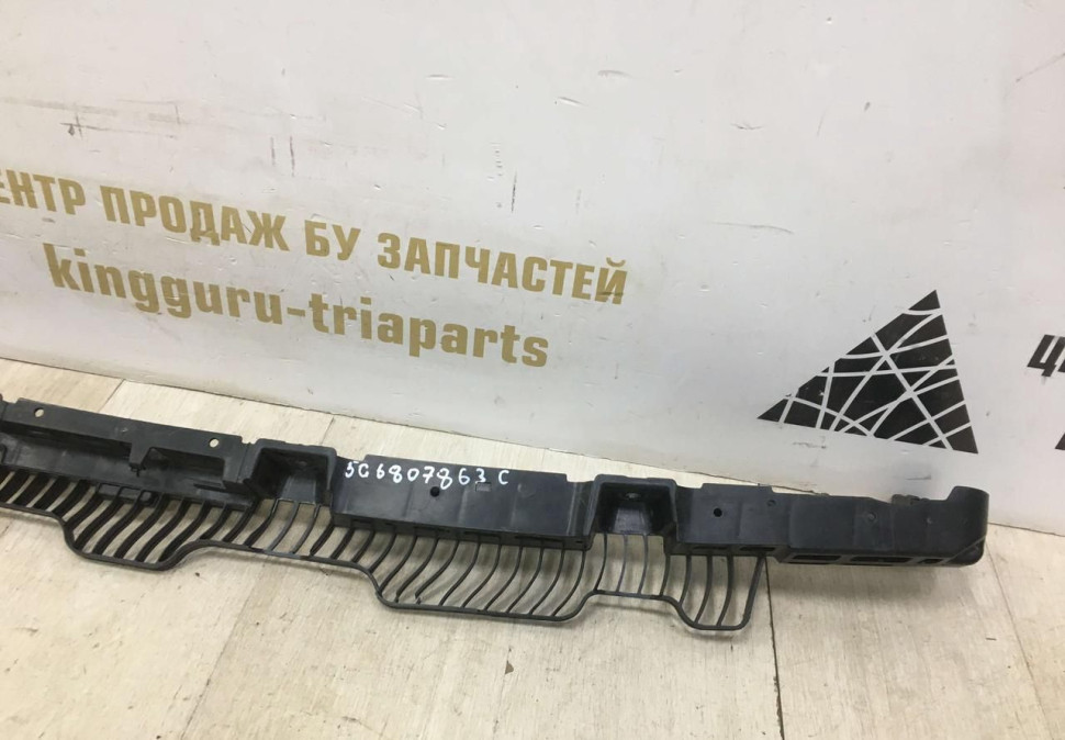 Кронштейн заднего бампера Volkswagen Golf 7 oem 5g6807863c Кронштейн заднего бампера Volkswagen Golf 7 oem 5g6807863c