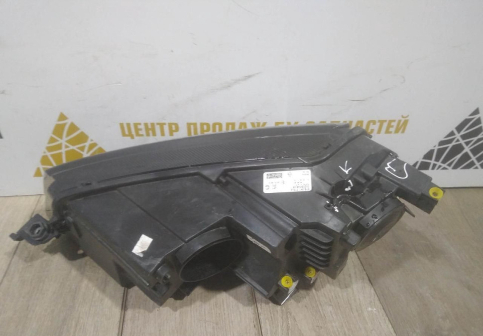 Фара галоген правая бу Skoda Karoq OEM 57B941016A