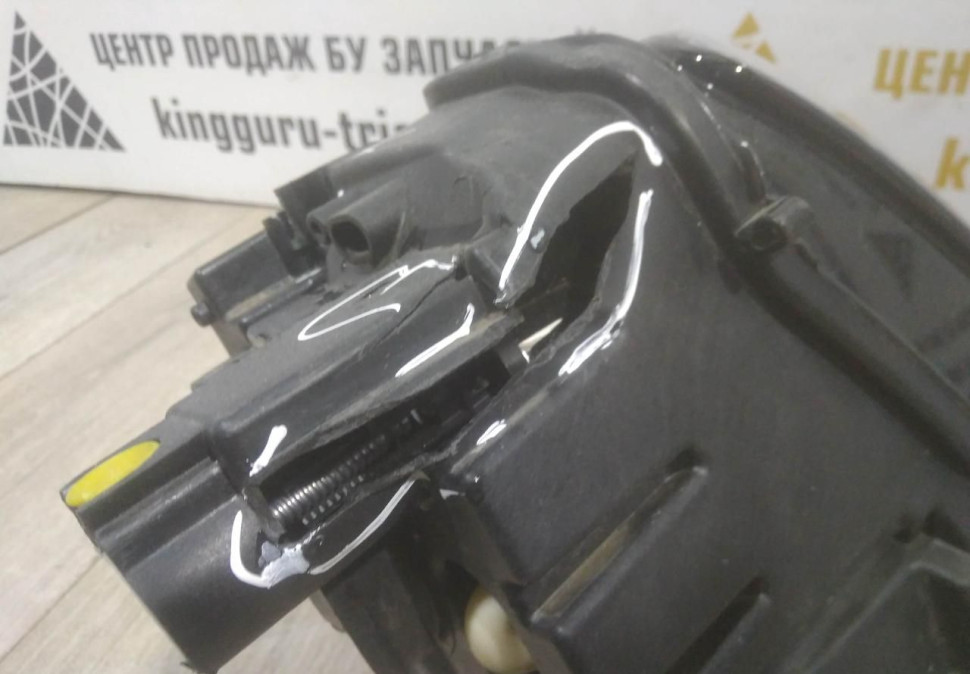 Фара галоген правая бу Skoda Karoq OEM 57B941016A