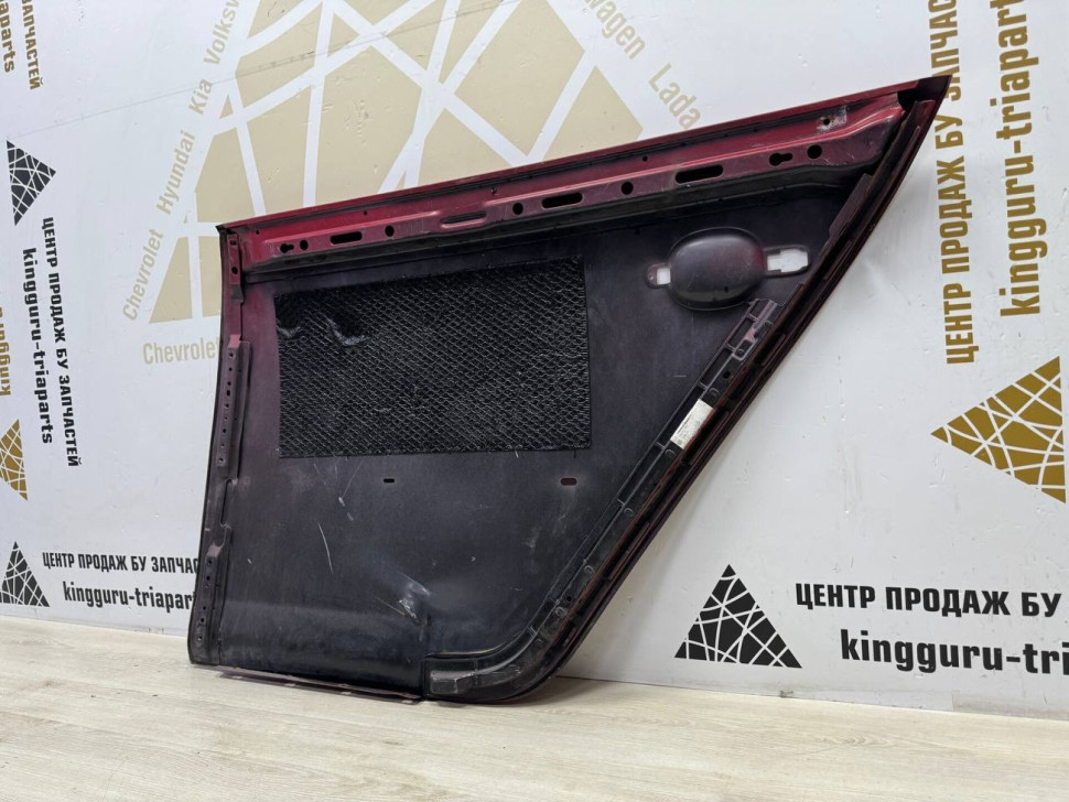 Панель двери задняя правая Volkswagen Golf 5 oem 1k6833394 (вмятина)