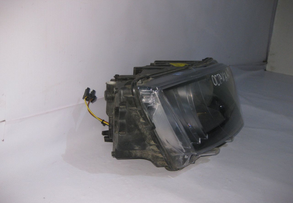 Фара правая бу Skoda Octavia A7 OEM 5E1941016 (слом. 1 крепл.) (скл-3)