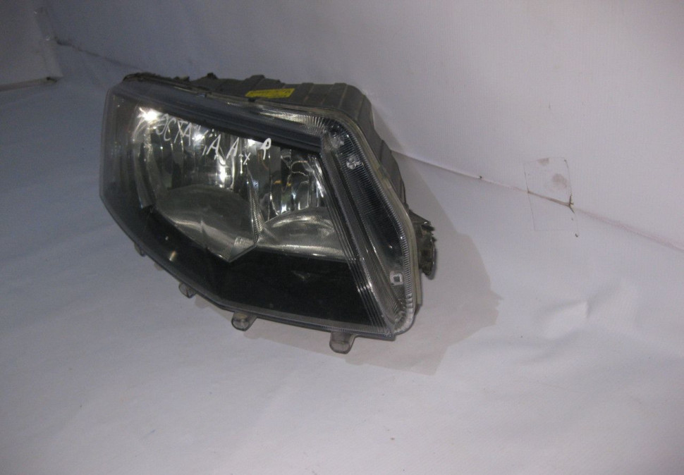 Фара правая бу Skoda Octavia A7 OEM 5E1941016 (слом. 1 крепл.) (скл-3)