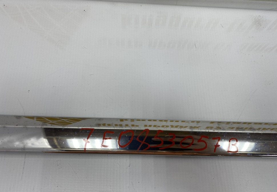 Молдинг кузова левый Volkswagen Multivan T6 2015 OEM 7E0853057B