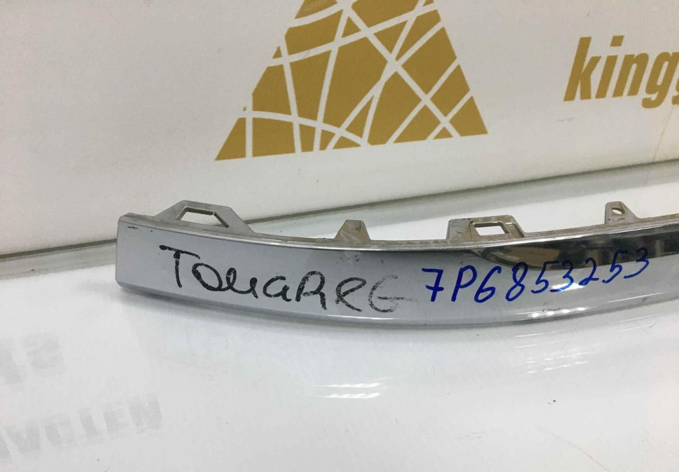 Молдинг бампера передний левый Volkswagen Touareg 2 oem 7p6853253