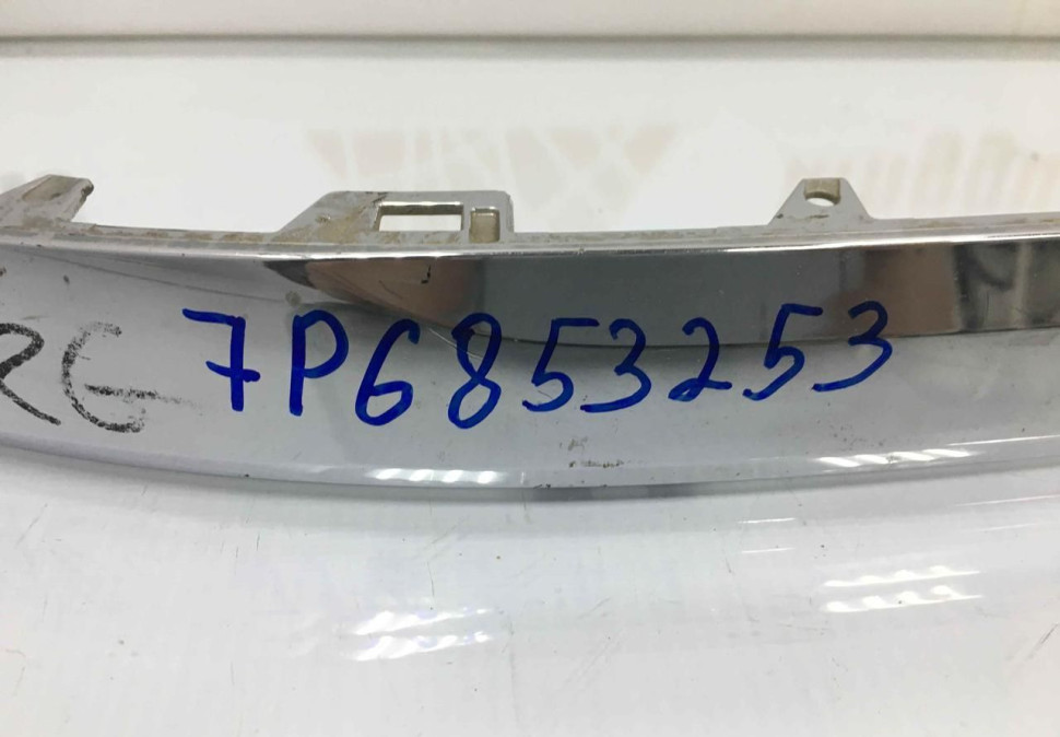 Молдинг бампера передний левый Volkswagen Touareg 2 oem 7p6853253