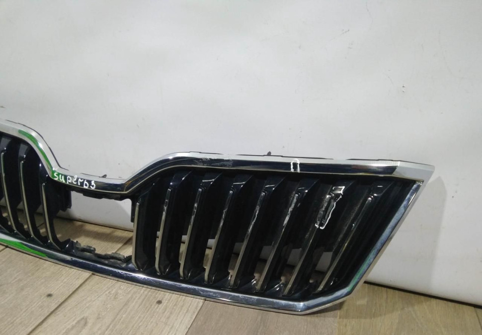 Решетка радиатора бу Skoda Superb 3 OEM 3V0853653B