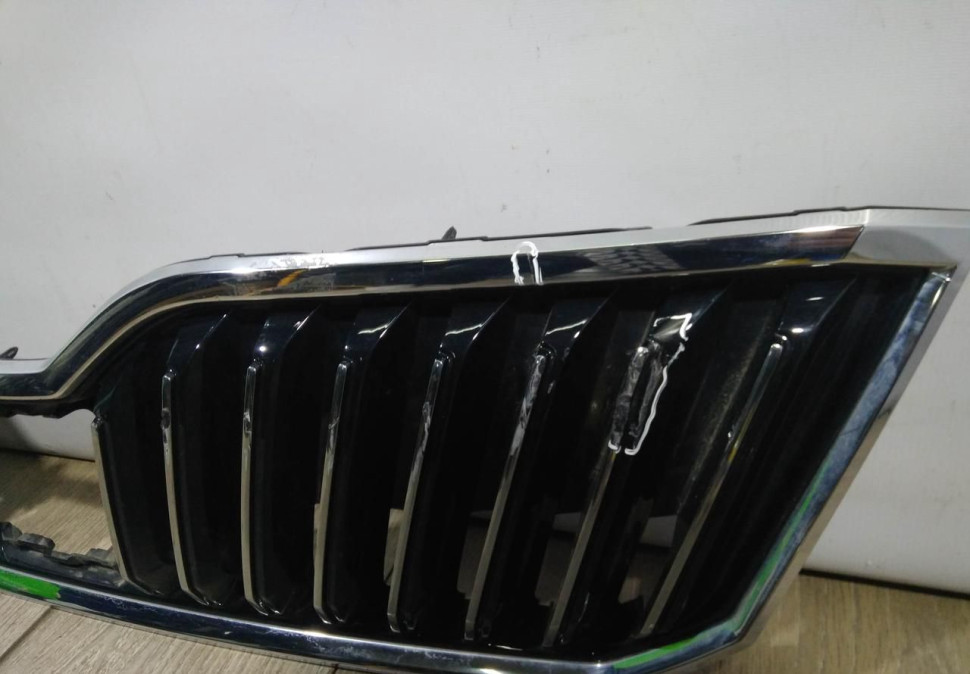 Решетка радиатора бу Skoda Superb 3 OEM 3V0853653B