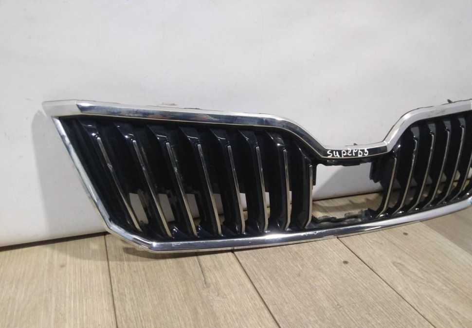 Решетка радиатора бу Skoda Superb 3 OEM 3V0853653B