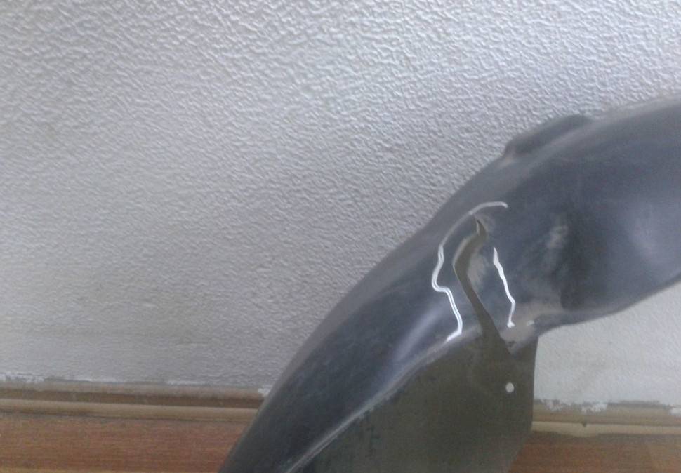 Подкрылок передний левый Lada Vesta oem 8450007043 (трещины ) (скл-3) Подкрылок передний левый Lada Vesta oem 8450007043 (трещины ) (скл-3)