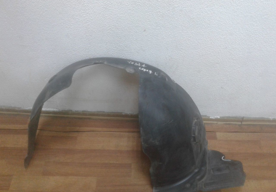 Подкрылок передний левый Lada Vesta oem 8450007043 (трещины ) (скл-3) Подкрылок передний левый Lada Vesta oem 8450007043 (трещины ) (скл-3)