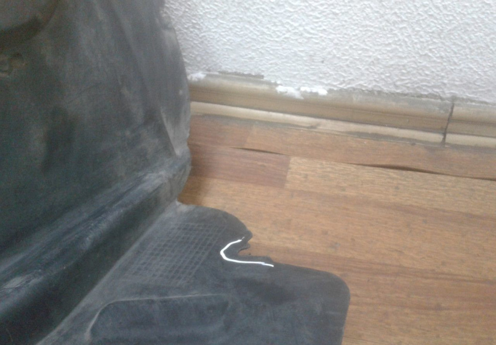 Подкрылок передний левый Lada Vesta oem 8450007043 (трещины ) (скл-3) Подкрылок передний левый Lada Vesta oem 8450007043 (трещины ) (скл-3)