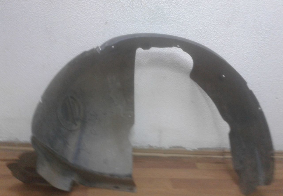 Подкрылок передний левый Lada Vesta oem 8450007043 (трещины ) (скл-3) Подкрылок передний левый Lada Vesta oem 8450007043 (трещины ) (скл-3)