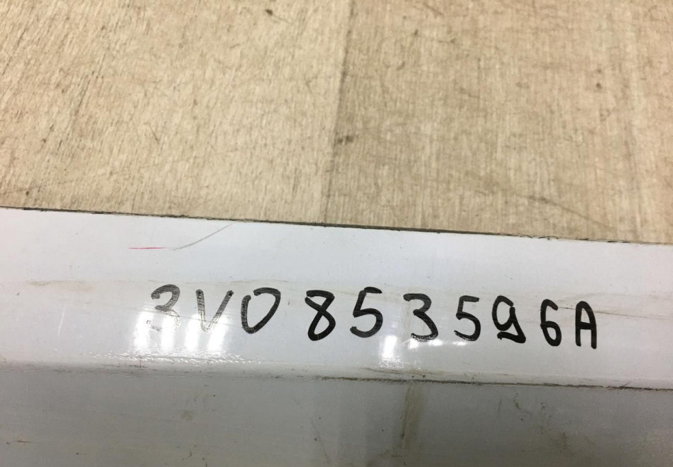 Молдинг двери задний правый  Skoda Superb 3 OEM 3V0853596A
