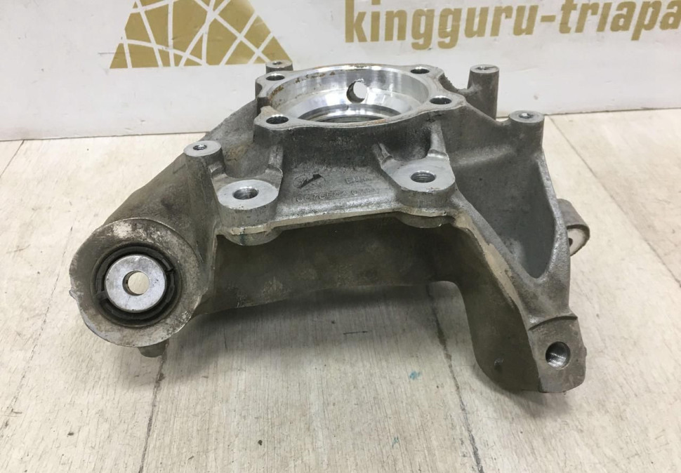 Кулак поворотный задний правый BMW X5 G05 OEM 6876654