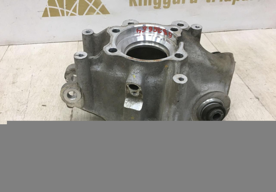 Кулак поворотный задний правый BMW X5 G05 OEM 6876654