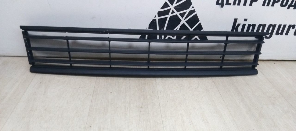 Решетка переднего бампера Volkswagen Passat B7 oem 3aa853677
