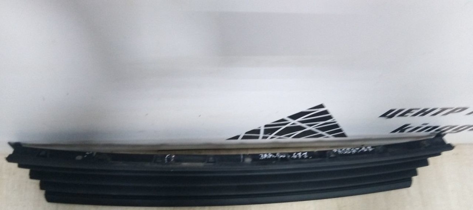 Решетка переднего бампера Volkswagen Passat B7 oem 3aa853677