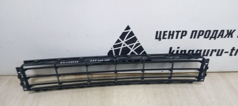 Решетка переднего бампера Volkswagen Passat B7 oem 3aa853677
