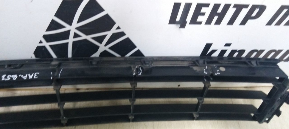 Решетка переднего бампера Volkswagen Passat B7 oem 3aa853677